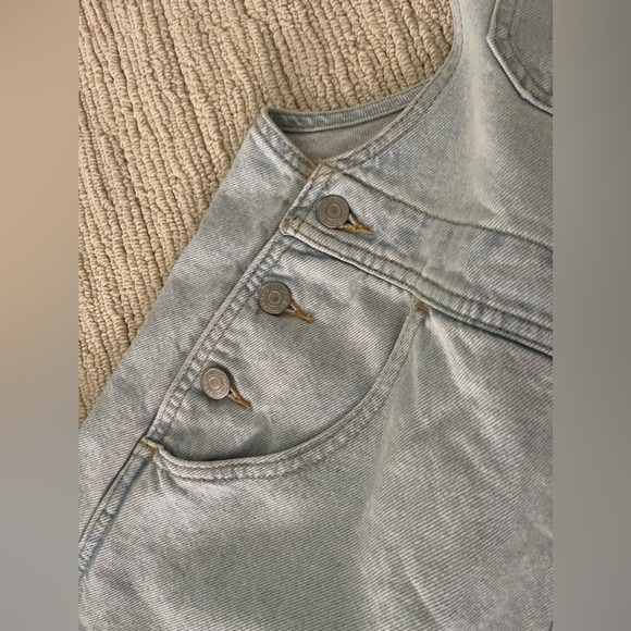 Levi’s loose-fit overalls.Light wash. NWOT 100% cotton. Relaxed fit. 30” inseam. - Picture 3 of 7